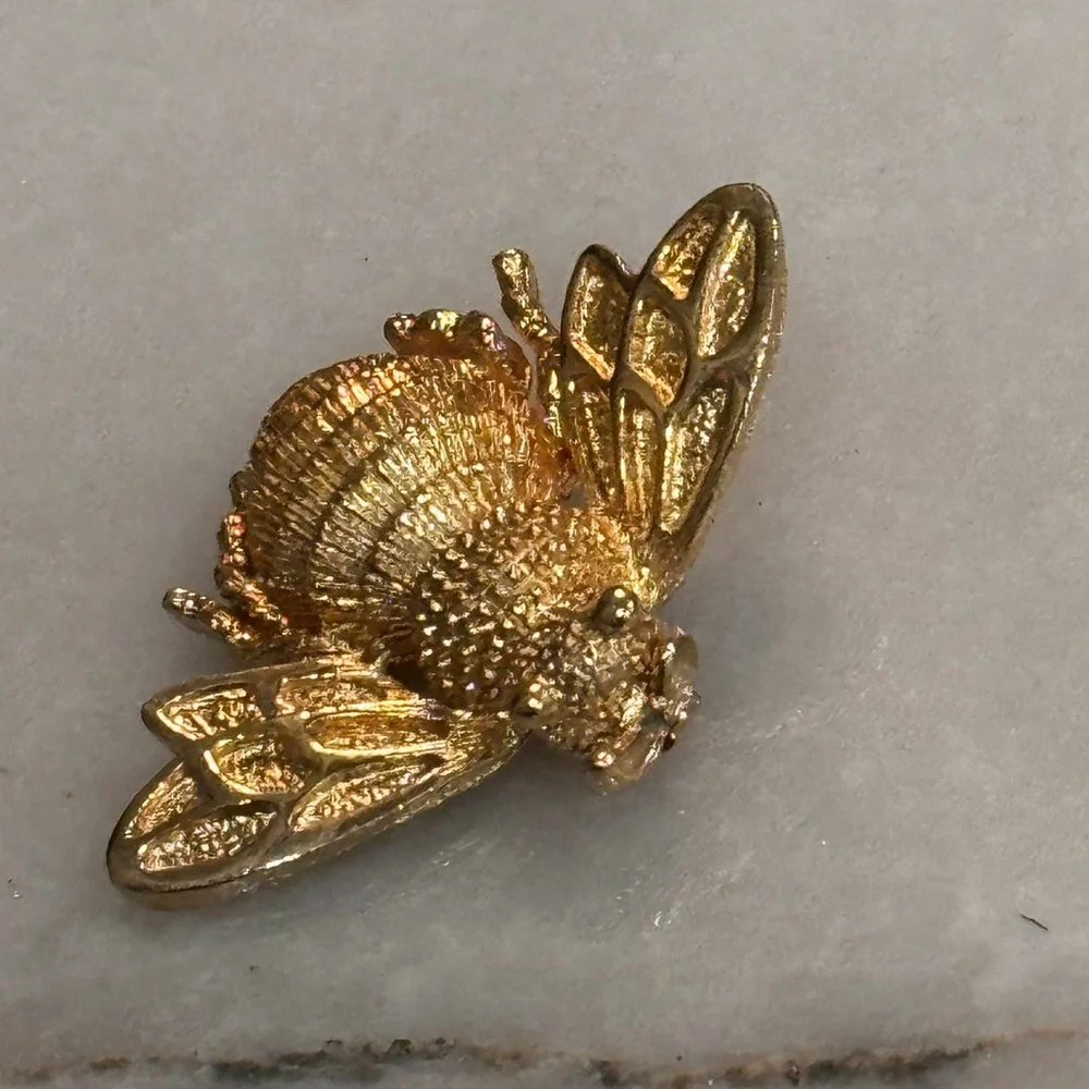 Vintage 1975 AVON signed Gold bee pendant & black stone ring size 4